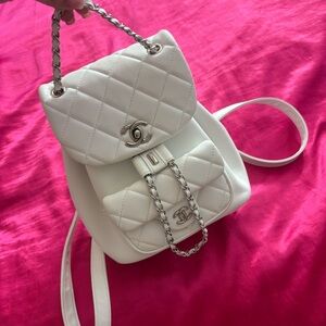 CHANEL White Quilted Bag with Chain Detail
